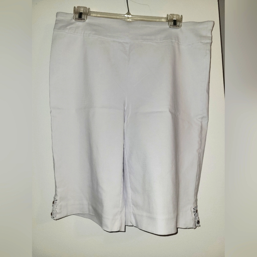 Counterparts Size 12 White Shorts with flower applique design